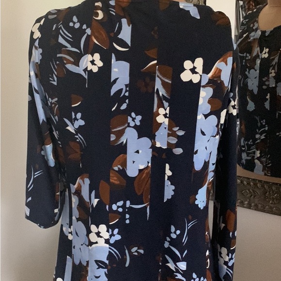 ST. JOHN FLORAL PRINT BLOUSE WITH KEY HOLE CUT OUT IN FRONT. SIZE SMALL - Picture 5 of 6